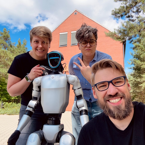 Zespół DroneReport z robotem humanoidalnym Unitree