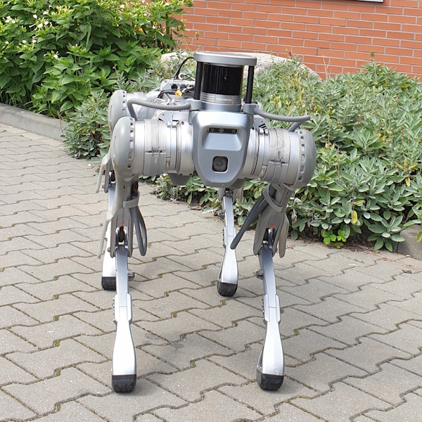 Robot kroczący stojący przed budynkiem